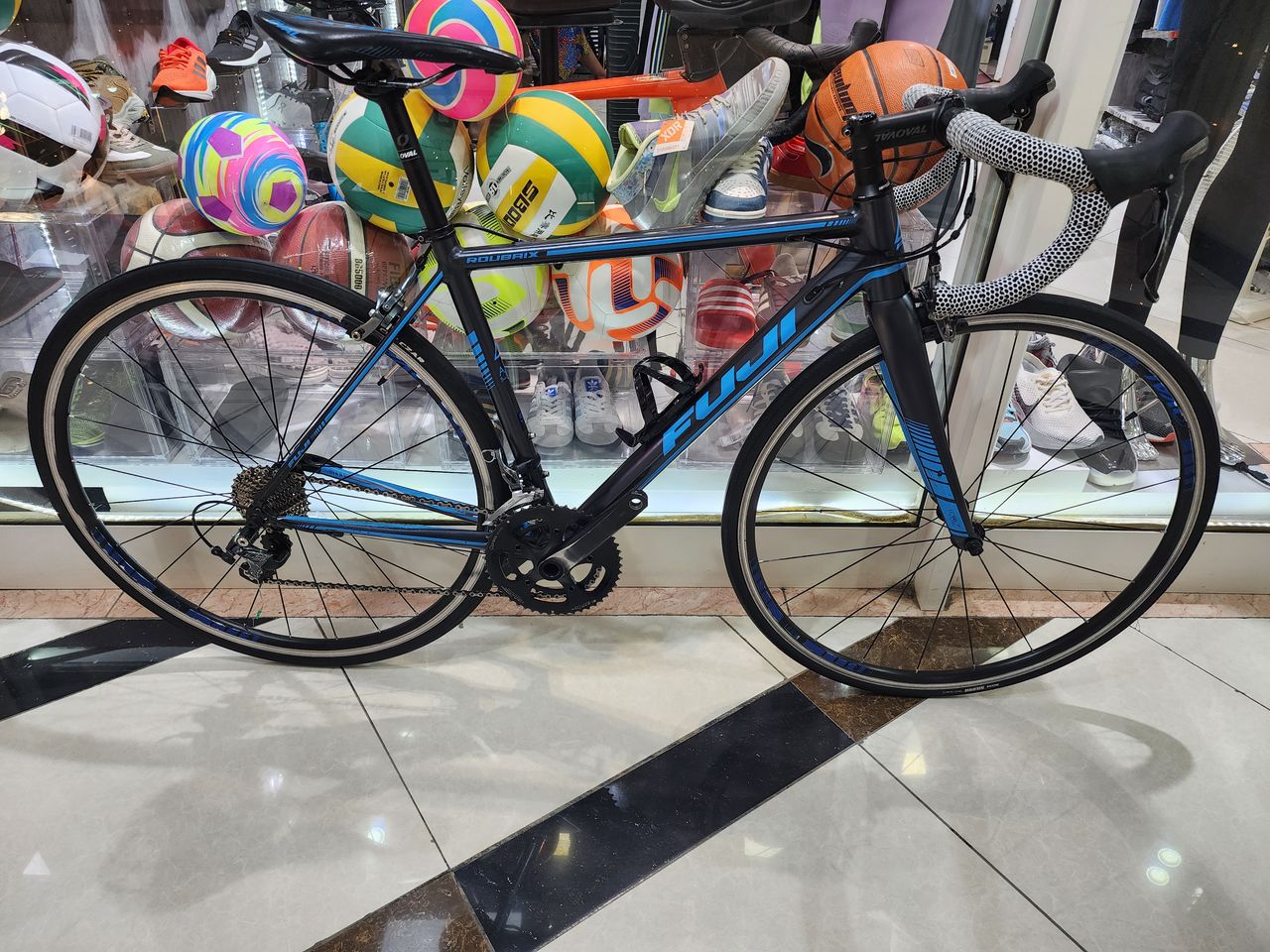 Model Name: Fuji Roubaix 1.5Likely Year: 2016 or 2017. The color scheme and component group align with these model years.Frame: A6-SL super-butted 6066 aluminum, known for being extremely lightweight 