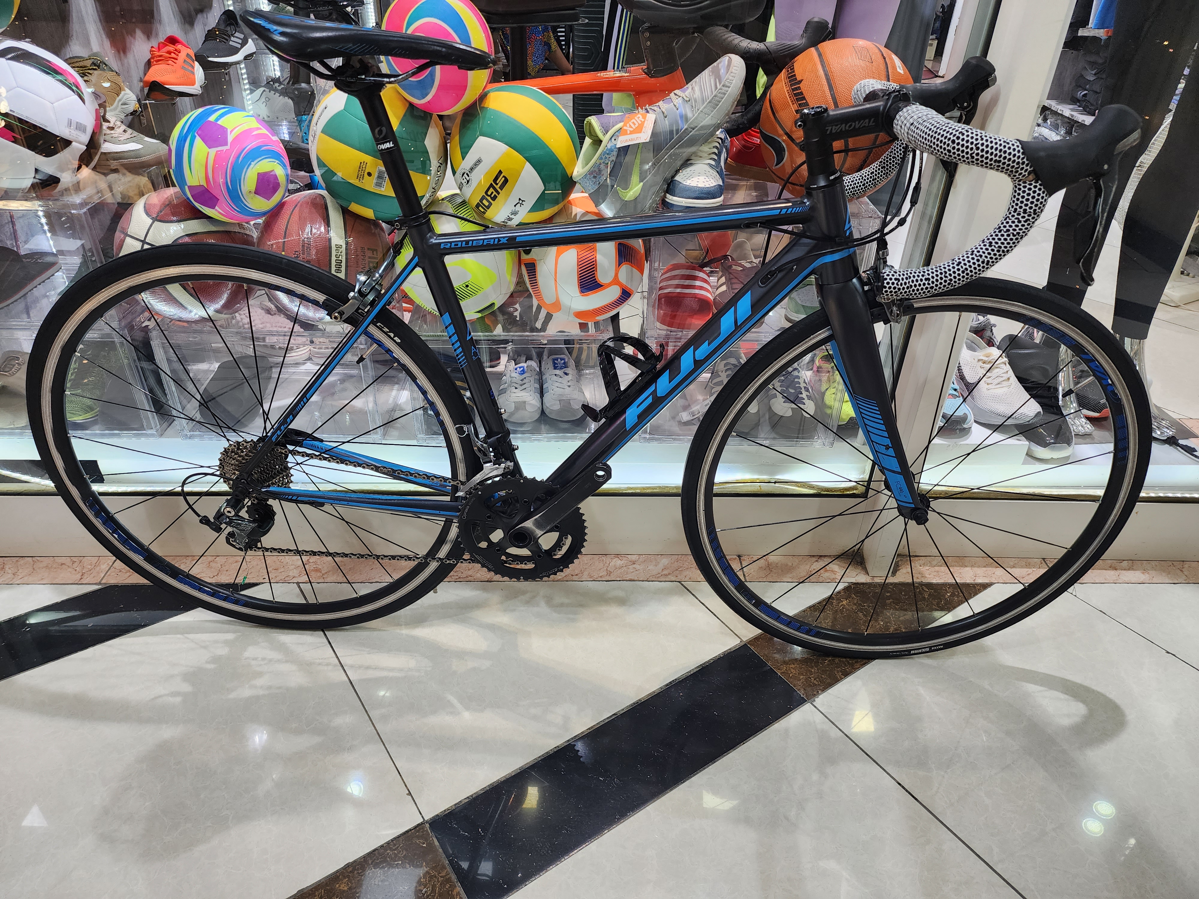 Model Name: Fuji Roubaix 1.5Likely Year: 2016 or 2017. The color scheme and component group align with these model years.Frame: A6-SL super-butted 6066 aluminum, known for being extremely lightweight 